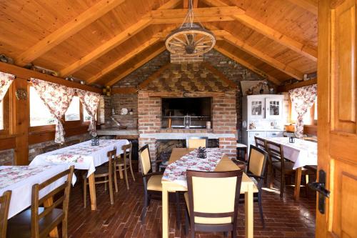 AljmašRiver Side的一间带桌椅和壁炉的用餐室
