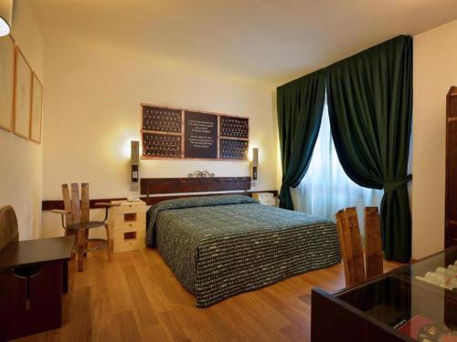 佩鲁贾乔威聂伊爵士阿列酒店的一间卧室配有一张床、一张桌子和一张书桌