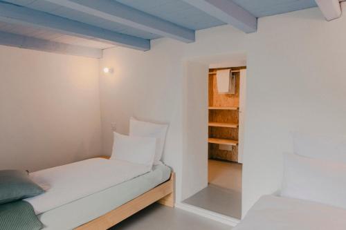 Corippo Albergo Diffuso的小房间设有一张床和一个衣柜