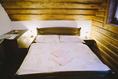 斯祖贝莱克Drevenica Zuberec的一间卧室配有一张床,上面有两条毛巾