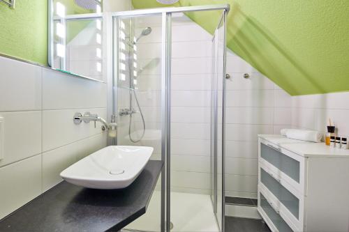 贝尔恩卡斯特尔-库斯恩斯特卡费酒店的带淋浴和盥洗盆的浴室