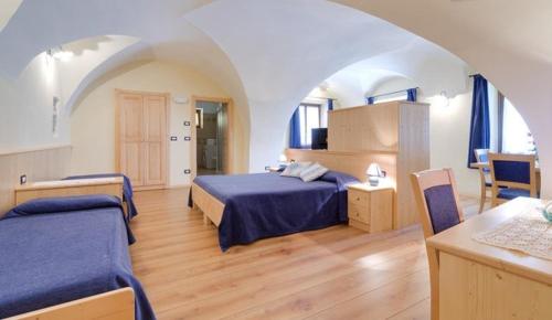 布雷斯Agriturismo La Canonica的一间带两张床铺的卧室,位于带拱门的房间
