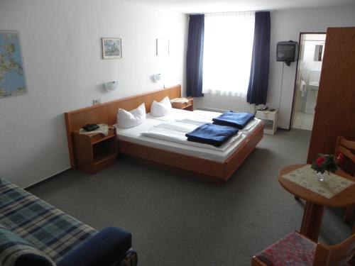布雷格布雷格-博登旅馆的酒店客房,配有床和沙发
