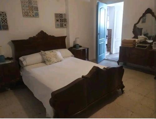 塔拉韦拉·德·拉·雷纳Casa de Campo Talavera的一间卧室,卧室内配有一张大床