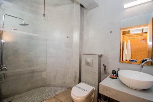 巴利恩Bali Diamond "by Checkin" Adults Only的一间带水槽、卫生间和淋浴的浴室