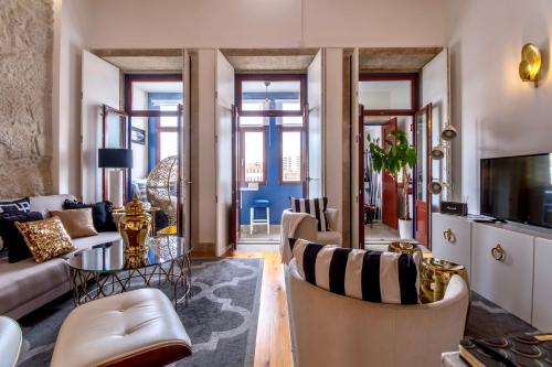 波尔图波尔图黄金公寓 的客厅配有沙发和桌子