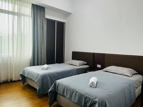 米里Bay Resort Condominium 3-bedrooms with Swimming Pool near the Seaside的客房设有两张床和窗户。