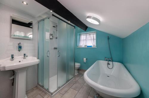 埃斯克代尔凉亭别墅酒店的带淋浴、盥洗盆和浴缸的浴室