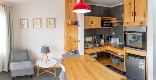 纳塔列斯港Natagonia Apartments的一个带柜台和桌子的厨房
