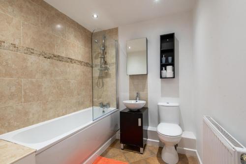 曼斯菲尔德No 21的浴室配有卫生间、浴缸和水槽。