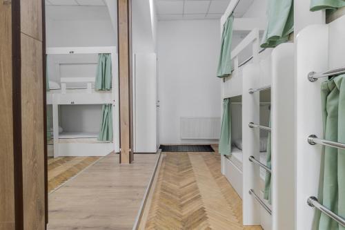 利沃夫In Town hostel的走廊上设有双层床