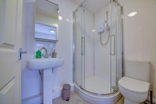HeeleyUnique & Cosy Coach House - Sheffield Chantrey Road的带淋浴、卫生间和盥洗盆的浴室