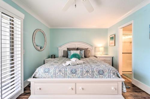 卡罗来纳比奇Bright Carolina Beach Condo - Walk to Shore!的卧室配有白色的床和镜子