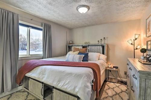 安克雷奇Updated Townhome Near Airport and Shopping!的一间卧室设有一张大床和一个窗户。