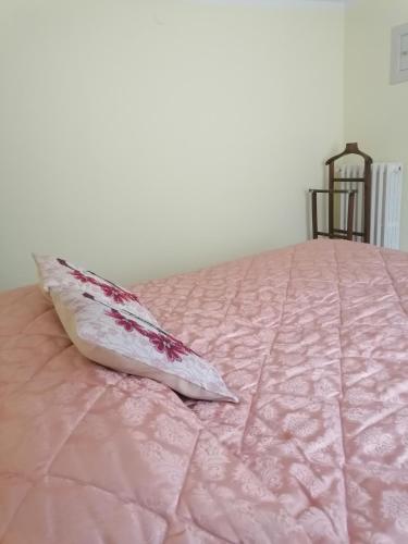 恩纳Apartment Maria的枕头坐在粉红色的床上