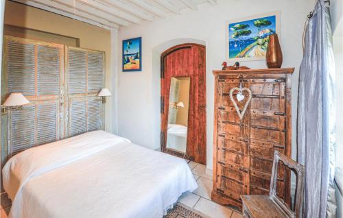 拉戈德舍蒙黛妮丝阿蜜尔度假屋的一间卧室配有一张床和一个木制梳妆台