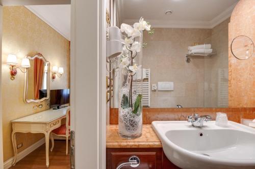 威尼斯安蒂奇费格酒店的一间带水槽和花瓶的浴室
