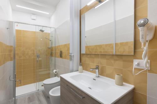 卡利亚里DELEDDA HOME的一间带水槽、淋浴和卫生间的浴室