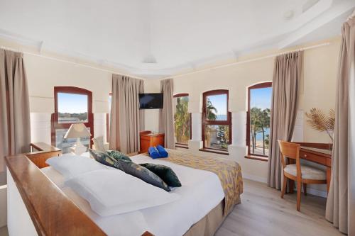 马略卡岛帕尔马哈迪城市酒店的卧室配有一张床、一张书桌和窗户。