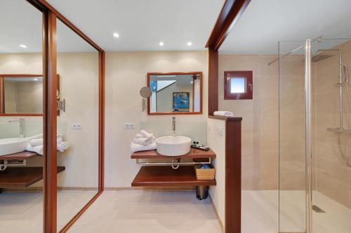马略卡岛帕尔马哈迪城市酒店的一间带水槽和淋浴的浴室