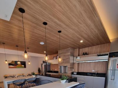 库里提巴Estúdio Lindíssimo com Varanda!的厨房设有木制天花板和桌椅。