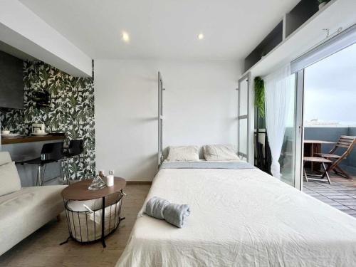 拉科鲁尼亚Skyline Coruña的一间卧室配有一张大床和一张桌子