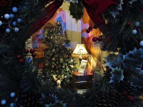 兰迪德诺Stratford House Exclusively for Adults的灯室里的圣诞树