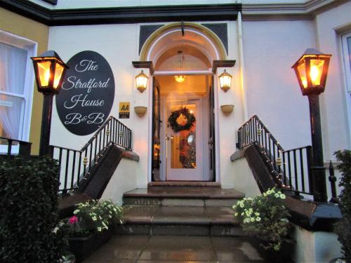 兰迪德诺Stratford House Exclusively for Adults的带有花圈的酒店前门