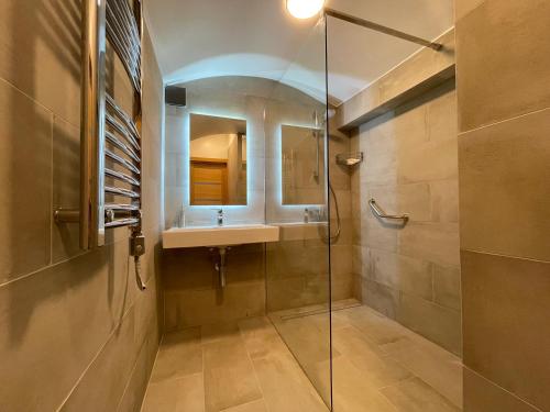 维尔纽斯Modern guest house in city center I Room 3的一间带水槽和玻璃淋浴的浴室