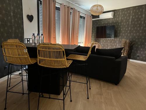 佩皮尼昂Perpignan Vauban magnifique T2 avec balcon的客厅设有带椅子和沙发的酒吧