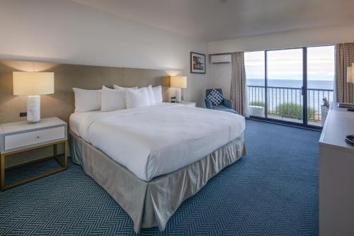 帕克斯维尔Bayside Resort, Ascend Hotel Collection的酒店客房设有一张大床和一个阳台。