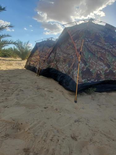 锡瓦2 pers tent的海滩上的一个沙子帐篷