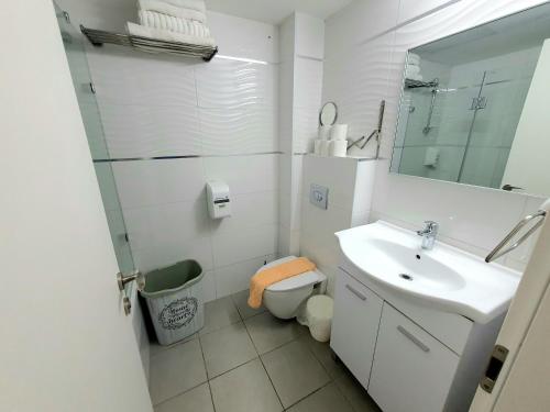 埃拉特Barak Royal Suites VIP 8A - חמש דקות מהים ומהטיילת的白色的浴室设有水槽和卫生间。