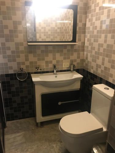 蒙罗维亚Sunset Inn的浴室配有白色卫生间和盥洗盆。