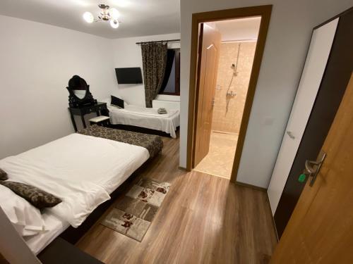 布朗Casa Moșoiu的一间带床的小卧室和一间浴室