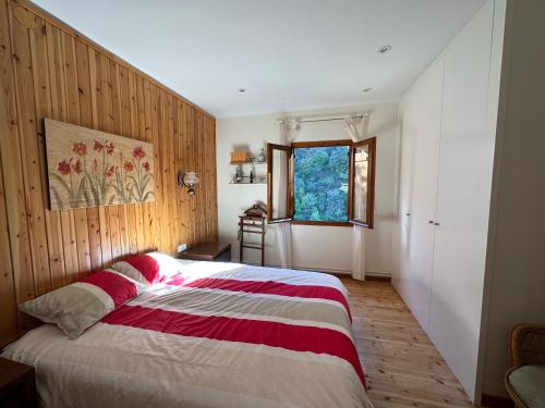 里亚尔普Piso Rialp con vistas的一间卧室配有一张带红白毯子的床