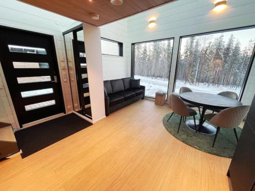 锡尔卡Arctic Iglu Levi的客厅配有桌椅和沙发