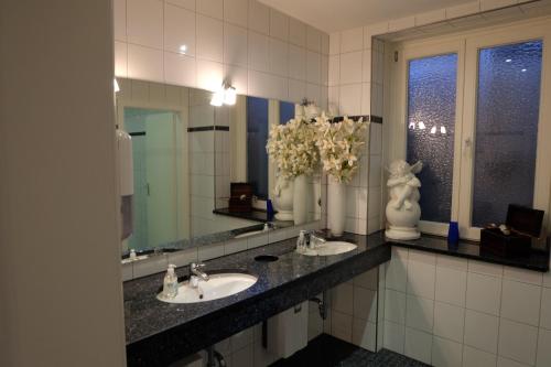 温森白马酒店的一间带两个盥洗盆和大镜子的浴室