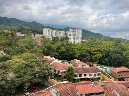 ENCANTADOR APARTAMENTO CON VISTA A LAS MONTAÑAS CON PISCINA y PARQUEADERO SECTOR DE CALMABEO MUY CERCA al CENTRO鸟瞰图