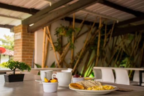金巴亚Finca Hotel Casa Nostra, Villa Manuela的一张桌子上放着一盘食物和面包