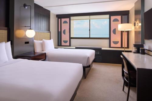 檀香山Hotel Renew的酒店客房配有两张床和一张书桌