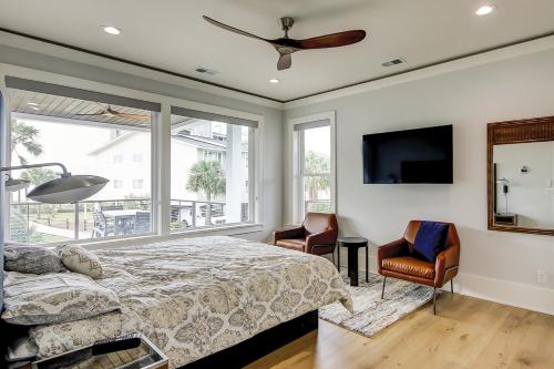 棕榈岛7 Beachwood E的一间卧室设有一张床、一台电视和一个窗口。
