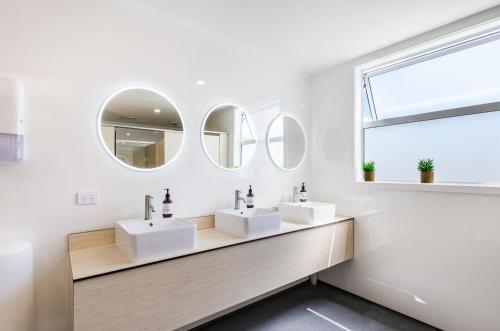 MangakinoLake Maraetai Lodge的浴室设有2个水槽和2面镜子