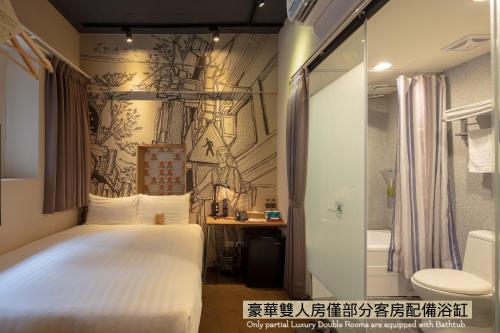 台北町记忆旅店的一间带白色床的卧室和一间浴室