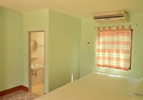 罗勇Pama Resort的一间卧室配有床、水槽和窗户