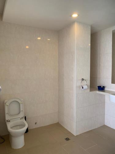 峇都丁宜斯里萨阳度假服务式公寓酒店的一间带卫生间和水槽的浴室