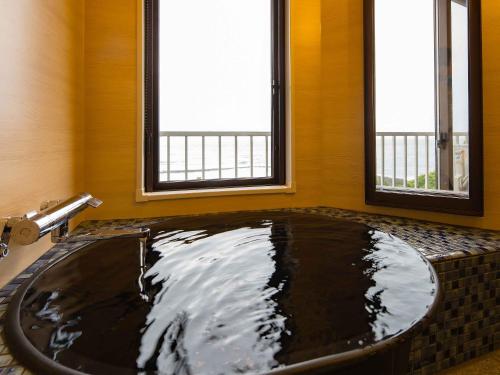 指宿市海老庄酒店的带浴缸的客房,设有2扇窗户