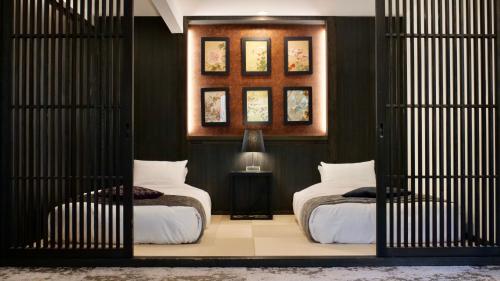 水上町米纳卡米萨索日式旅馆的配有黑色墙壁的客房内的两张床
