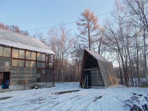 二世古二世古白熊山林小屋的房屋旁边的小雪地建筑