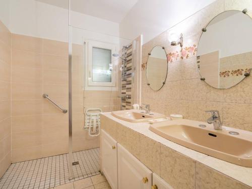 卡纳克Villa Carnac, 6 pièces, 12 personnes - FR-1-477-19的一间带水槽、镜子和淋浴的浴室
